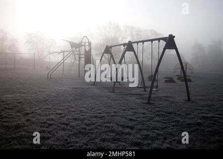 Équipement de jeu au New Street Recreation Ground dans le brouillard d'hiver, Daventry, Northamptonshire, Royaume-Uni Banque D'Images