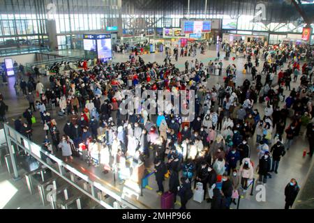 QINGZHOU, CHINE - 27 JANVIER 2023 - de nombreux passagers attendent dans le hall d'attente de la gare de Suzhou, dans la province de Jiangsu, en Chine orientale, le 27 janvier 2023 Banque D'Images