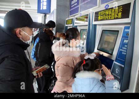 QINGZHOU, CHINE - 27 JANVIER 2023 - de nombreux passagers attendent dans le hall d'attente de la gare de Suzhou, dans la province de Jiangsu, en Chine orientale, le 27 janvier 2023 Banque D'Images