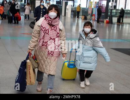 QINGZHOU, CHINE - 27 JANVIER 2023 - de nombreux passagers attendent dans le hall d'attente de la gare de Suzhou, dans la province de Jiangsu, en Chine orientale, le 27 janvier 2023 Banque D'Images