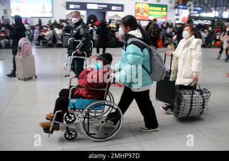 QINGZHOU, CHINE - 27 JANVIER 2023 - de nombreux passagers attendent dans le hall d'attente de la gare de Suzhou, dans la province de Jiangsu, en Chine orientale, le 27 janvier 2023 Banque D'Images