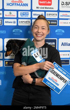 Düsseldorf, Allemagne. 27th janvier 2023. Gina Lückenkemper, championne européenne de sprint 2022, tient son dachshund Akira dans ses bras. Dimanche, la rencontre d'athlétisme en intérieur d'Istaf a lieu à Düsseldorf. Credit: Federico Gambarini/dpa/Alay Live News Banque D'Images