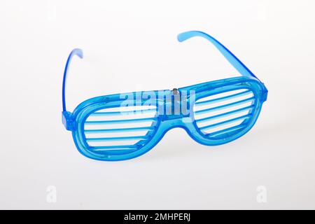 Fente bleu verres rayures colorées sur fond blanc Banque D'Images