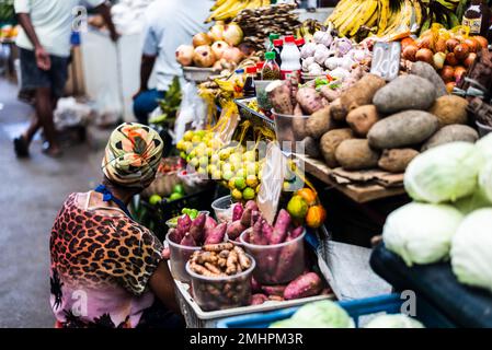 Variétés de fruits et légumes empilées et prêtes à la vente. Concept organique. Banque D'Images