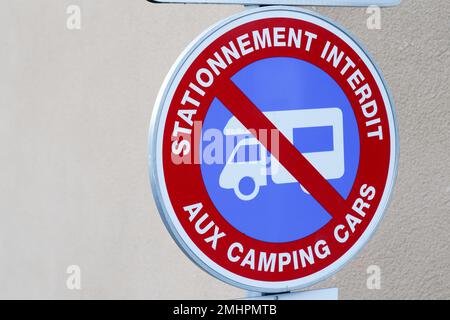 Parking interdit pour camping-car avec signalisation rouge bleu signifie en français Stationement interdit aux camping-cars Banque D'Images