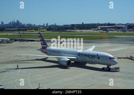 Janvier 2023, avion d'American Airways à l'aéroport de Sydney Kingsford Smith avec la ville de Sydney au loin. Banque D'Images