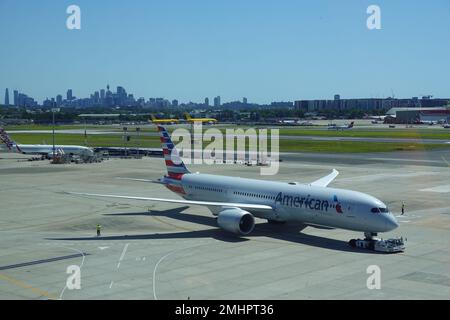Janvier 2023, avion d'American Airways à l'aéroport de Sydney Kingsford Smith avec la ville de Sydney au loin. Banque D'Images