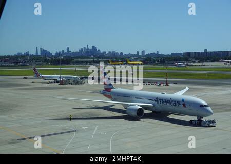 Janvier 2023, avion d'American Airways à l'aéroport de Sydney Kingsford Smith avec la ville de Sydney au loin. Banque D'Images