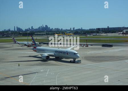 Janvier 2023, avion d'American Airways à l'aéroport de Sydney Kingsford Smith avec la ville de Sydney au loin. Banque D'Images