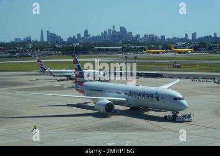 Janvier 2023, avion d'American Airways à l'aéroport de Sydney Kingsford Smith avec la ville de Sydney au loin. Banque D'Images
