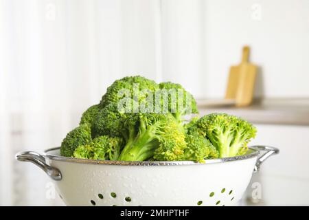 Brocoli vert cru en passoire à l'intérieur, gros plan Banque D'Images