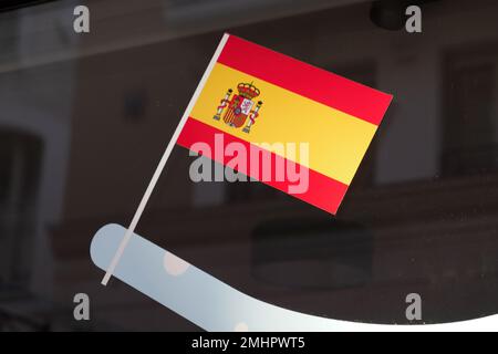 espagne drapeau rouge et jaune autocollants sur windows office de tourisme Banque D'Images