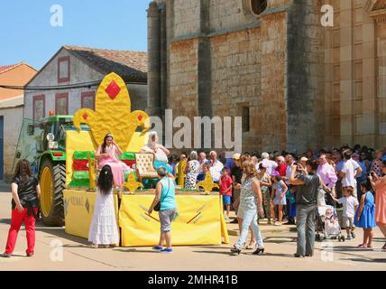 Fête de village reines sur un flotteur pendant les célébrations de l'Assomption de la Vierge Marie 15 août 2013 Lantadilla Palencia Espagne Banque D'Images