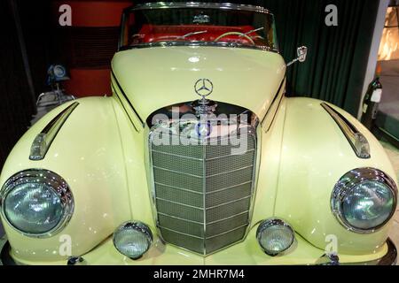 Amman, Jordanie, 07 décembre 2018 : Mercedes-Benz SC Roadster 1956 à l'exposition dans le musée automobile du Roi Abdullah II Banque D'Images