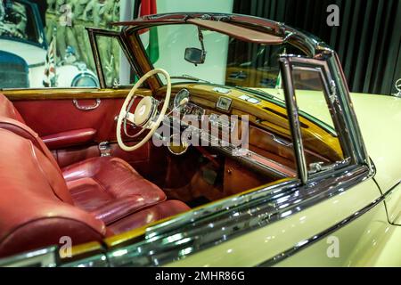 Amman, Jordanie, 07 décembre 2018 : Mercedes-Benz SC Roadster 1956 à l'exposition dans le musée automobile du Roi Abdullah II Banque D'Images