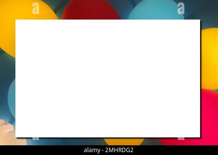 Affiche vide blanc maquette vierge avec ballons colorés en arrière-plan festif Banque D'Images