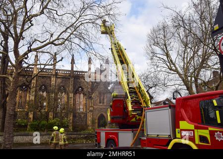 Londres, Royaume-Uni. 27th janvier 2023. Les pompiers sur les lieux le matin après un énorme incendie ont détruit St Marc, une église classée de Grade II à Maida Vale. Credit: Vuk Valcic/Alamy Live News. Banque D'Images
