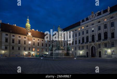 Vue de nuit du palais Hofburg illuminé ancien palais impérial principal de la dynastie des Habsbourg. Vienne Autriche, Photographie de nuit Banque D'Images