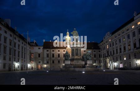 Vue de nuit du palais Hofburg illuminé ancien palais impérial principal de la dynastie des Habsbourg. Vienne Autriche, Photographie de nuit Banque D'Images