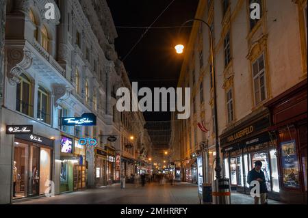 La vieille ville illuminée de Vienne à Stephansplatz la nuit remplie de touristes aux magasins et restaurants . Banque D'Images