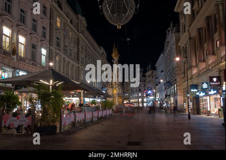 La vieille ville illuminée de Vienne à Stephansplatz la nuit remplie de touristes aux magasins et restaurants . Banque D'Images