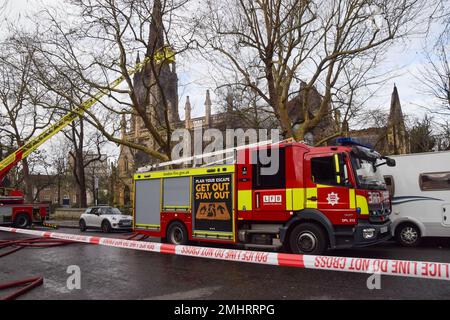 Londres, Royaume-Uni. 27th janvier 2023. Les pompiers sur les lieux le matin après un énorme incendie ont détruit St Marc, une église classée de Grade II à Maida Vale. Credit: Vuk Valcic/Alamy Live News. Banque D'Images