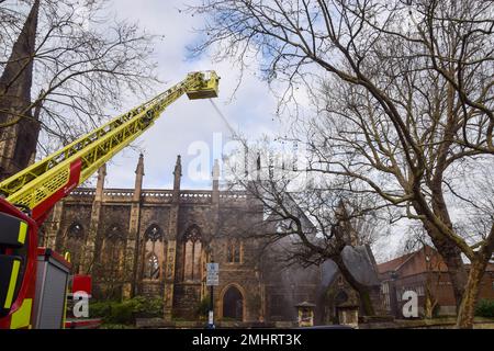 Londres, Royaume-Uni. 27th janvier 2023. Les pompiers sur les lieux le matin après un énorme incendie ont détruit St Marc, une église classée de Grade II à Maida Vale. Credit: Vuk Valcic/Alamy Live News. Banque D'Images