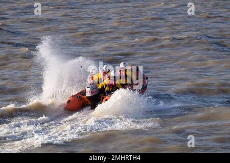 Clacton en mer RNLI bateau gonflable rigide bateau de sauvetage côtier, dans la mer. Banque D'Images