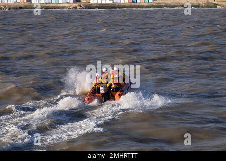 Clacton en mer RNLI bateau gonflable rigide bateau de sauvetage côtier, dans la mer. Banque D'Images