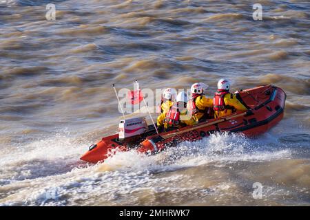 Clacton en mer RNLI bateau gonflable rigide bateau de sauvetage côtier, dans la mer. Banque D'Images