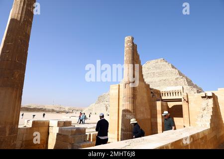 Le Caire, Égypte. 26th janvier 2023. Les touristes visitent le complexe Pyramide Step dans la nécropole de Saqqara, au sud de la capitale le Caire, Egypte, 26 janvier 2023. La Pyramide Step, site classé au patrimoine mondial de l'UNESCO, a été conçue et construite par l'architecte Imhotep au 27th siècle av. J.-C. pendant la troisième dynastie pour accueillir la momie du Pharaon Djoser. Credit: Ahmed Gomaa/Xinhua/Alamy Live News Banque D'Images