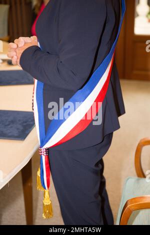 Vue sur le drapeau tricolore du maire lors de la célébration en France Banque D'Images