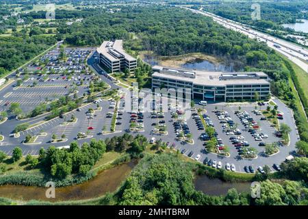 Vue aérienne d'un bureau de banlieue avec grand parking et étang. Banque D'Images