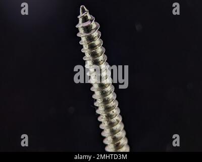 Le plateau de gros plan se visse sur un fond noir Banque D'Images