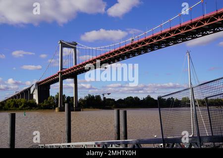 Le pont Aquitaine en face de la Garonne à bordeaux France vue de la côte Banque D'Images