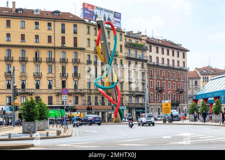 MILAN, ITALIE - 10 MAI 2018 : c'est un monument - un symbole de la mode à Milan 'Needle, Thread and Knot' sur la place Cadorna. Banque D'Images