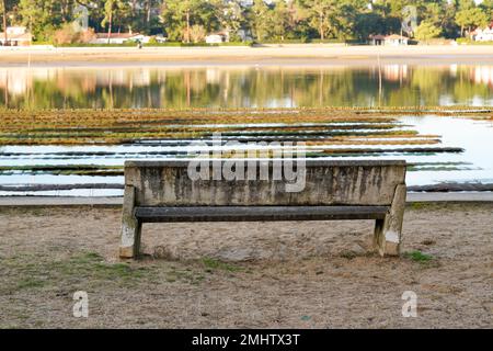 banc de ciment au bord de l'ostréiculture installé dans le canal hossegor Banque D'Images