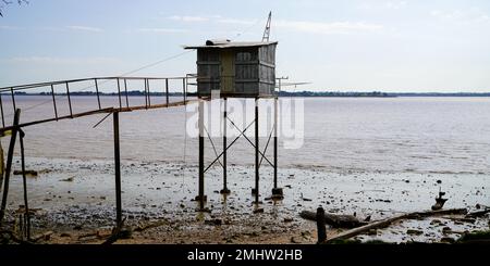 Cabane de pêche pêcheur traditionnel sur pilotis à Royan Saint-Palais en France Banque D'Images