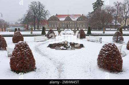 Blankenburg, Allemagne. 27th janvier 2023. Le jardin baroque du petit château de Blankenburg est recouvert de neige. Le temps devrait rester frais dans les jours à venir. Il y a des chutes de neige sporadiques. Le soleil se montre rarement. Credit: Matthias Bein/dpa/Alay Live News Banque D'Images