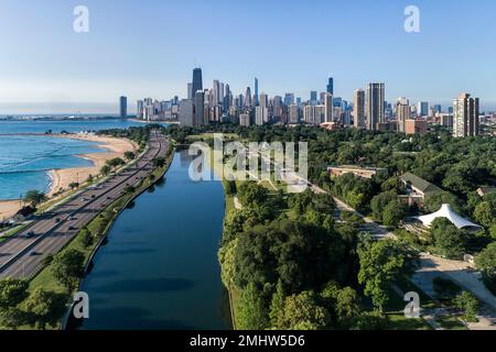 Vue aérienne de l'étang sud du zoo de Lincoln Park en direction du sud vers le centre-ville de Chicago pendant une matinée d'été claire. Banque D'Images