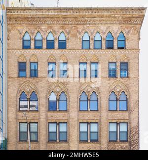 Le Renwick se trouve à côté de la Grace Church, site historique de New York, et les deux ont été conçus par James Renwick, Jr L'ancien bâtiment de bureau est maintenant appartements et magasin. Banque D'Images