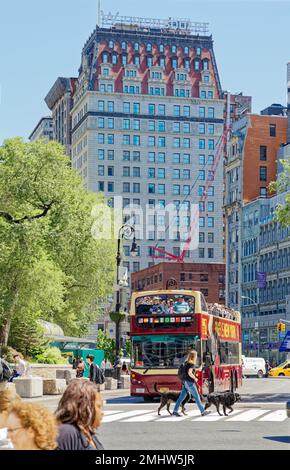 W New York – l'hôtel Union Square, avec son toit en mansarde aux carreaux rouges caractéristiques, surplombe Union Square Park. Le point de repère de New York est une ancienne tour de bureaux. Banque D'Images