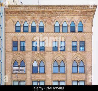 Le Renwick se trouve à côté de la Grace Church, site historique de New York, et les deux ont été conçus par James Renwick, Jr L'ancien bâtiment de bureau est maintenant appartements et magasin. Banque D'Images