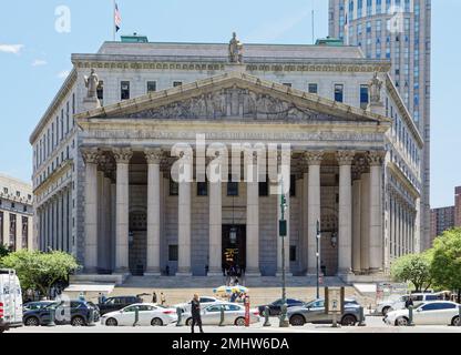 Un portique classique à colonnes corinthiennes fait face à la Cour suprême de l'État de New York au 60 Center Street, en face de Foley Square de New York. Banque D'Images