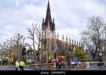 Londres, Royaume-Uni. 27th janvier 2023. Les pompiers sur les lieux le matin après un énorme incendie ont détruit St Marc, une église classée de Grade II à Maida Vale. Credit: Vuk Valcic/Alamy Live News. Banque D'Images