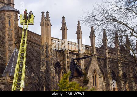 Londres, Royaume-Uni. 27th janvier 2023. Les pompiers sur les lieux le matin après un énorme incendie ont détruit St Marc, une église classée de Grade II à Maida Vale. Credit: Vuk Valcic/Alamy Live News. Banque D'Images