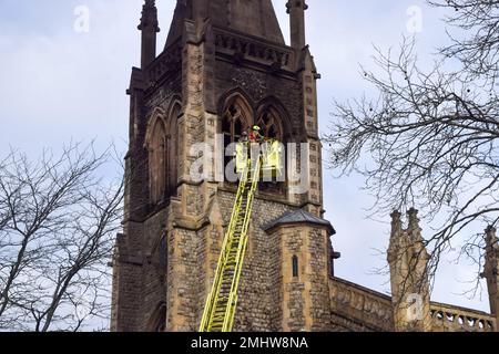 Londres, Royaume-Uni. 27th janvier 2023. Les pompiers sur les lieux le matin après un énorme incendie ont détruit St Marc, une église classée de Grade II à Maida Vale. Credit: Vuk Valcic/Alamy Live News. Banque D'Images