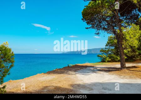 Vue sur la mer Égée, vue depuis un paysage naturel sur la côte à Isthmia, Grèce Banque D'Images