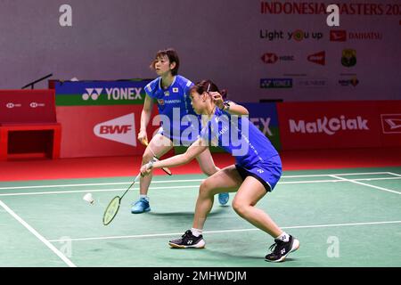 Jakarta, Indonésie. 27th janvier 2023. Fukushima Yuki (R)/Hirota Sayaka du Japon concourent lors du double quart-finale des femmes contre Tanisha Crasto/Ashwini Ponnappa de l'Inde au tournoi de badminton Indonesia Masters 2023 à Jakarta, Indonésie, le 27 janvier 2023. Credit: Xu Qin/Xinhua/Alamy Live News Banque D'Images