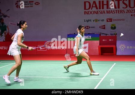 Jakarta, Indonésie. 27th janvier 2023. Tanisha Crasto (R)/Ashwini Ponnappa, de l'Inde, concourt lors du double quart-finale des femmes contre Fukushima Yuki/Hirota Sayaka, du Japon, au tournoi de badminton Indonesia Masters 2023 à Jakarta, Indonésie, le 27 janvier 2023. Credit: Xu Qin/Xinhua/Alamy Live News Banque D'Images